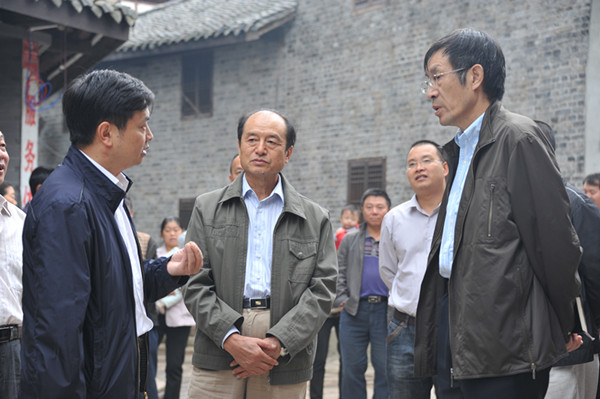 二郎庙镇党委书记骆大林介绍古镇现况。